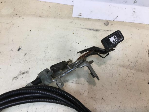 tros-otkryvaniia-toplivnogo-baka-rucka-toyota-corolla-ix-e120-e130-rest-art-37389-big-1