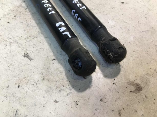 amortizator-kryski-bagaznika-mazda-3-bl-rest-sedan-art-37543-big-2