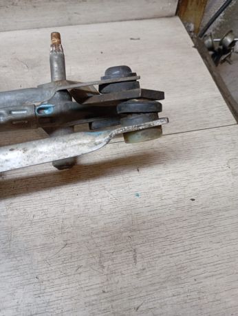 trapeciia-stekloocistitelia-v-sbore-ford-focus-1-xetcbek-defekt-art-58974-big-1