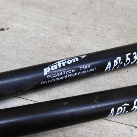 amortizator-kryski-bagaznika-volkswagen-transporter-t4-art-84451-big-3