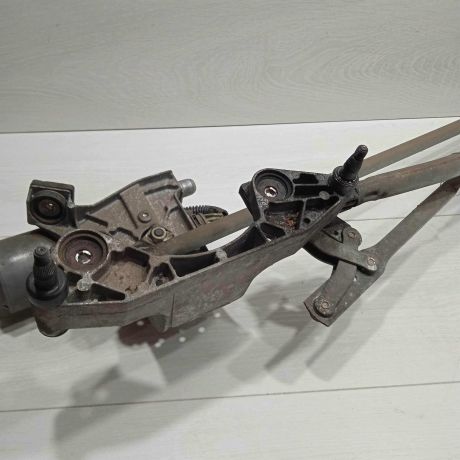 trapeciia-stekloocistitelia-v-sbore-ford-c-max-art-93934-big-1