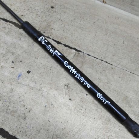 amortizator-kryski-bagaznika-renault-sandero-i-art-106329-big-1