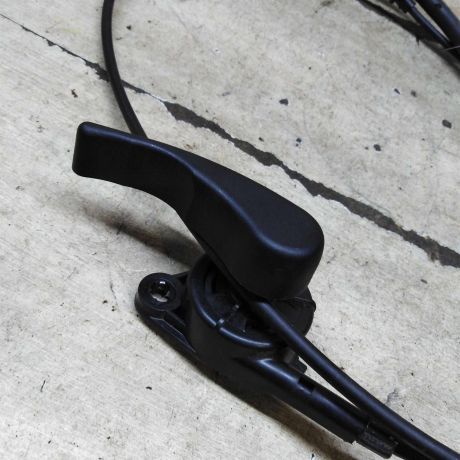 tros-kapota-rucka-otkryvaniia-renault-sandero-i-art-108463-big-1