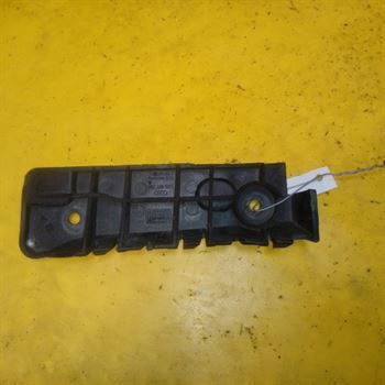 kreplenie-audi-pravyi-kronstein-krepleniia-bampera-na-krylo-a4-b6-8e-art-12242-big-0