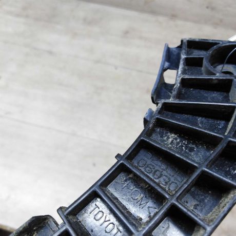 kronstein-krepleniia-pravyi-na-krylo-toyota-camry-v40-art-20118-big-2