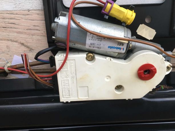 liuk-krysi-audi-a8-d2-sedan-art-24564-big-1