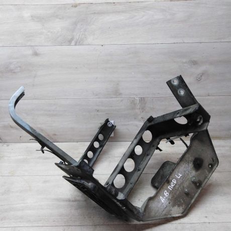 peredniaia-panel-levaia-cast-kronstein-televizora-audi-a8-d2-art-32061-big-0