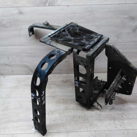 peredniaia-panel-levaia-cast-kronstein-televizora-audi-a8-d2-art-32061-big-3