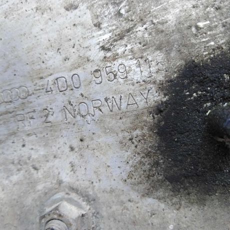 peredniaia-panel-levaia-cast-kronstein-televizora-audi-a8-d2-art-32061-big-1