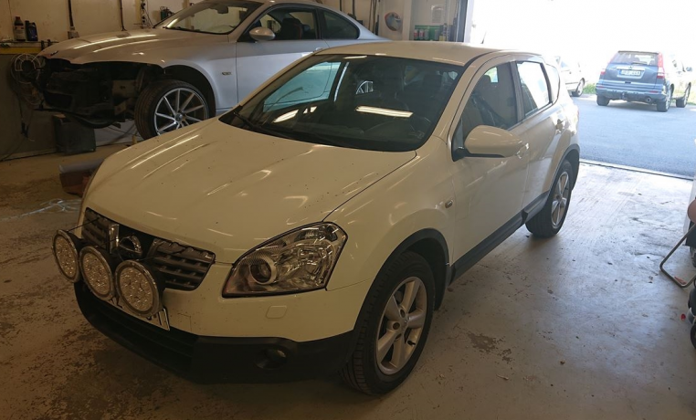 peredniaia-panel-televizor-nissan-qashqai-1-j10-art-35965-big-1