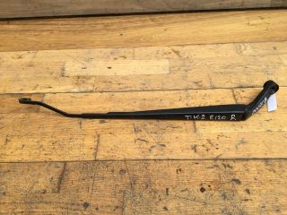 povodok-dvornika-pravyi-toyota-corolla-ix-e120-e130-rest-xetcbek-art-37398