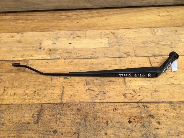 povodok-dvornika-pravyi-toyota-corolla-ix-e120-e130-rest-xetcbek-art-37398-big-0