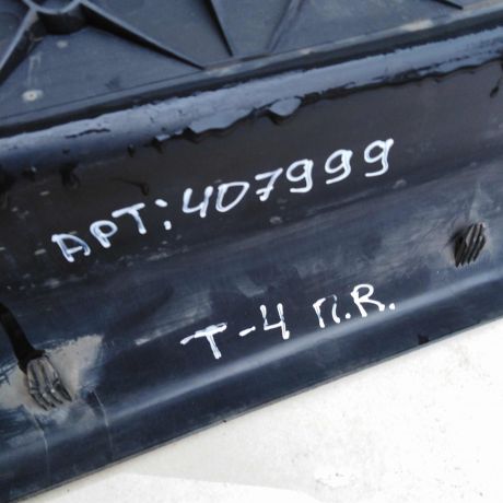 nakladka-na-parog-stupenka-perednei-pravoi-dveri-volkswagen-transporter-t4-art-58695-big-1