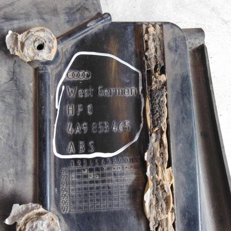 nakladka-dekorativnaia-audi-100-c4-na-krysku-universal-art-71120-big-3