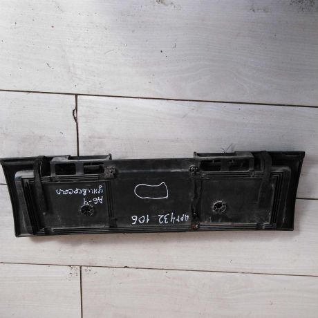 nakladka-dekorativnaia-audi-80-b4-na-krysku-bagaznika-universal-art-71124-big-1