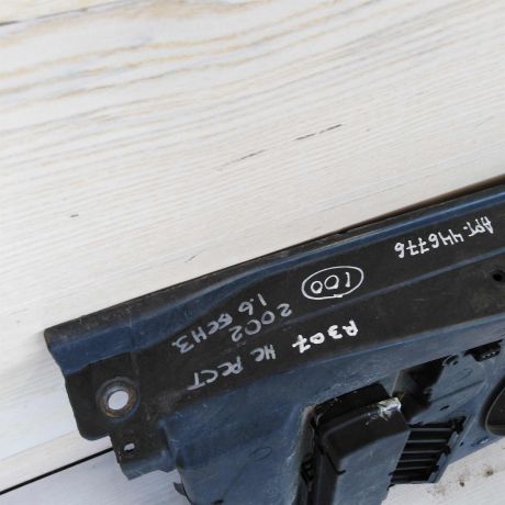 peredniaia-panel-televizor-peugeot-307-defekt-na-foto-art-72607-big-1