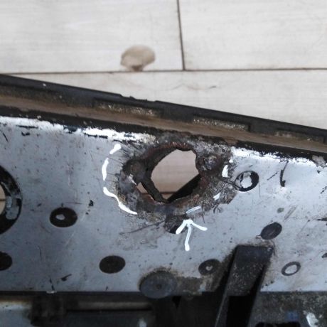 panel-peredniaia-televizor-ford-focus-1-defekty-art-110741-big-1