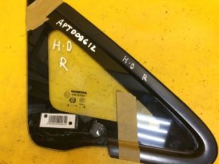 steklo-kuzovnoe-gluxoe-pravoe-honda-peredniaia-pravaia-fortocka-jazz-2008-g-art-12271