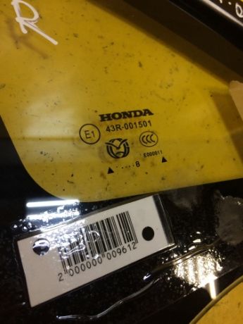 steklo-kuzovnoe-gluxoe-pravoe-honda-peredniaia-pravaia-fortocka-jazz-2008-g-art-12271-big-1