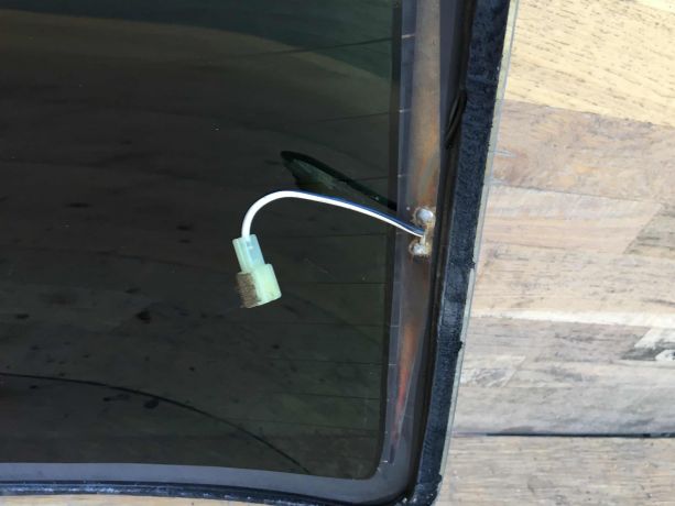 steklo-zadnee-mitsubishi-carisma-rest-art-33140-big-4