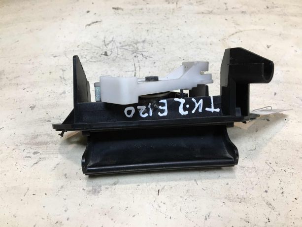 rucka-otkryvaniia-kryski-bagaznika-toyota-corolla-ix-e120-e130-rest-xetcbek-art-37423-big-1