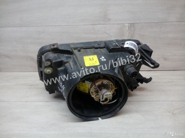 pravaia-fara-audi-80-b4-neoriginal-defekt-kronsteina-art-38285-big-1