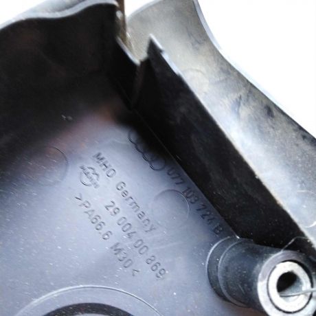 kryska-dekorativnaia-dvigatelia-pravaia-audi-a8-d2-art-24476-big-2