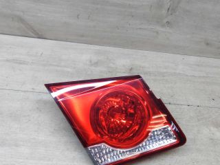 fonar-zadnii-levyi-na-krysku-bagaznika-chevrolet-cruze-sedan-art-51835