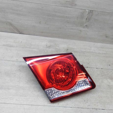 fonar-zadnii-levyi-na-krysku-bagaznika-chevrolet-cruze-sedan-art-51835-big-0