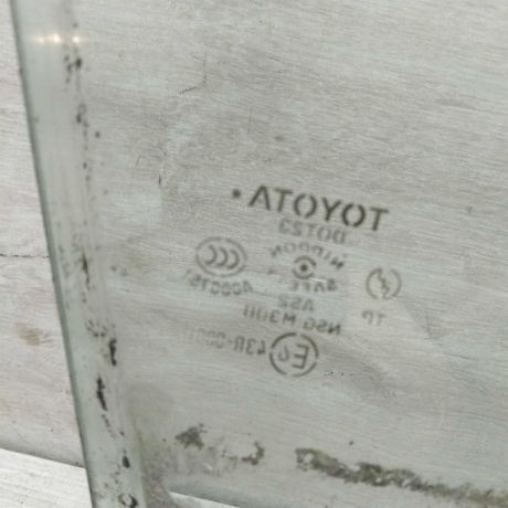 steklo-dveri-perednee-pravoe-toyota-corolla-ix-e120-e130-e12-xetcbek-art-56393-big-1