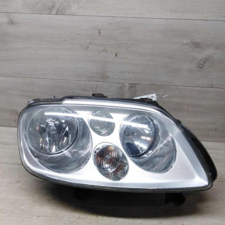 fara-peredniaia-pravaia-volkswagen-touran-art-57557-big-0