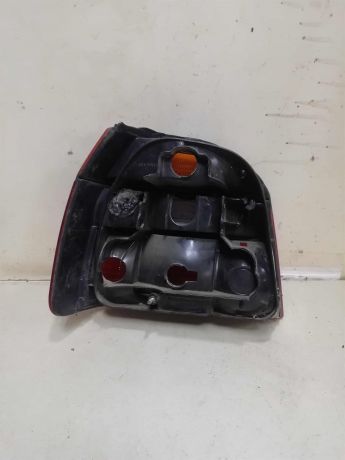 fonar-zadnii-pravyi-xetcbek-volkswagen-golf-3-defekt-na-foto-art-59928-big-5