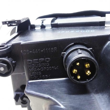 fara-pravaia-audi-a6-c4-novaia-s-protivotumannoi-linzoi-art-60005-big-1