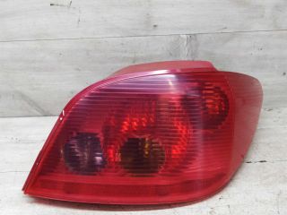 fonar-zadnii-pravyi-peugeot-307-dorestailing-defekt-na-foto-otsutstvuet-kusocek-stekla-art-71500