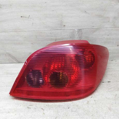 fonar-zadnii-pravyi-peugeot-307-dorestailing-defekt-na-foto-otsutstvuet-kusocek-stekla-art-71500-big-0