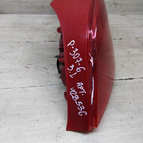fonar-zadnii-pravyi-peugeot-307-dorestailing-defekt-na-foto-otsutstvuet-kusocek-stekla-art-71500-big-7