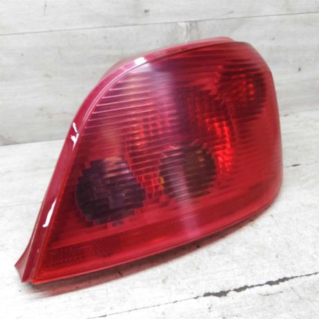 fonar-zadnii-pravyi-peugeot-307-dorestailing-defekt-na-foto-otsutstvuet-kusocek-stekla-art-71500-big-6