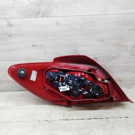 fonar-zadnii-pravyi-peugeot-307-dorestailing-defekt-na-foto-otsutstvuet-kusocek-stekla-art-71500-big-4