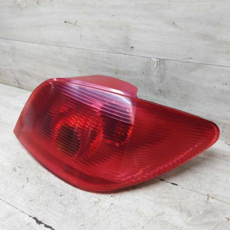 fonar-zadnii-pravyi-peugeot-307-dorestailing-defekt-na-foto-otsutstvuet-kusocek-stekla-art-71500-big-3