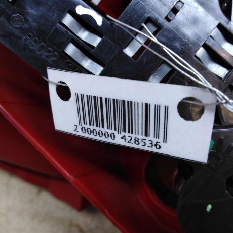 fonar-zadnii-pravyi-peugeot-307-dorestailing-defekt-na-foto-otsutstvuet-kusocek-stekla-art-71500-big-2