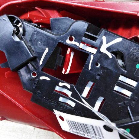 fonar-zadnii-pravyi-peugeot-307-dorestailing-defekt-na-foto-otsutstvuet-kusocek-stekla-art-71500-big-1