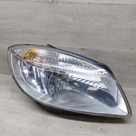 fara-peredniaia-pravaia-skoda-fabia-ii-art-75145-big-0