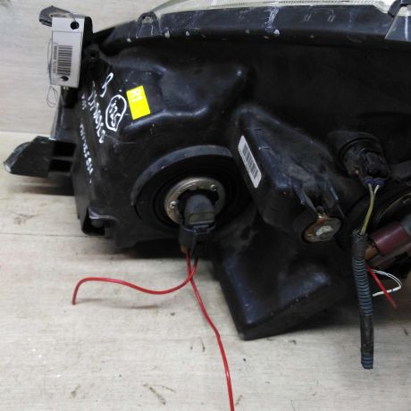 fara-peredniaia-pravaia-toyota-corolla-i-verso-art-77182-big-1