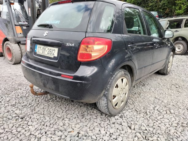 steklo-dveri-zadnee-levoe-suzuki-sx4-art-79205-big-1