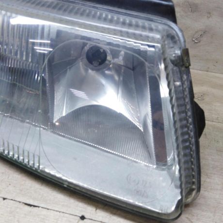 fara-peredniaia-pravaia-volkswagen-passat-b5-otrazatel-boltaetsia-art-86408-big-5