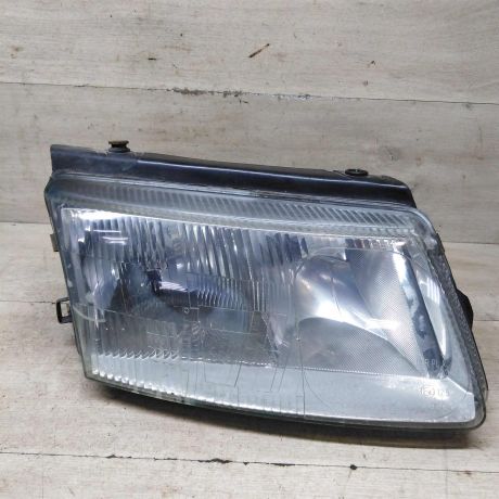 fara-peredniaia-pravaia-volkswagen-passat-b5-otrazatel-boltaetsia-art-86408-big-0