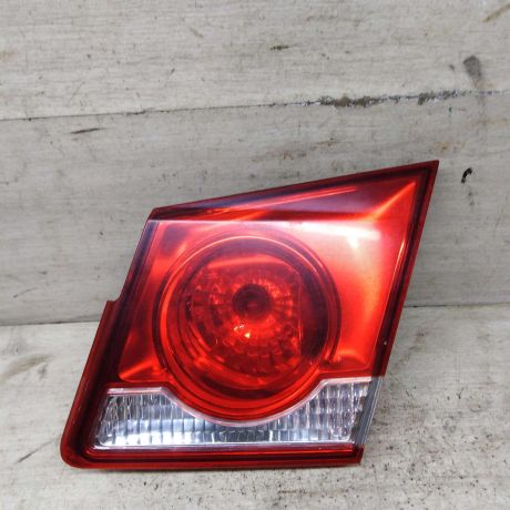 fonar-zadnii-pravyi-na-krysku-bagaznika-chevrolet-cruze-defekt-art-89174-big-2