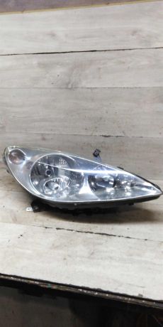 fara-peredniaia-pravaia-peugeot-307-defekt-art-100936-big-0