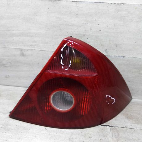 fonar-zadnii-pravyi-ford-mondeo-3-defekty-na-foto-25i-2004gv-ford-mondeo-iii-sedan-art-103060-big-0