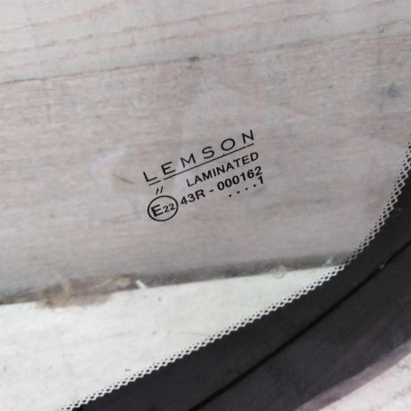 steklo-lobovoe-kia-shuma-ii-kia-spectra-ii-potertosti-ot-dvornikov-art-107269-big-2